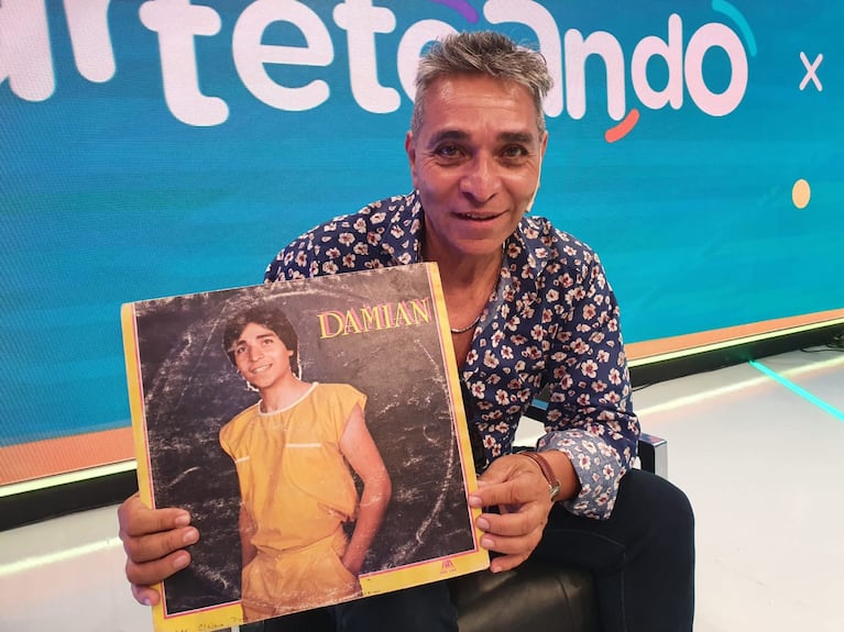 Damián junto a su primer disco, de 1985. Foto: Dahy Terradas.