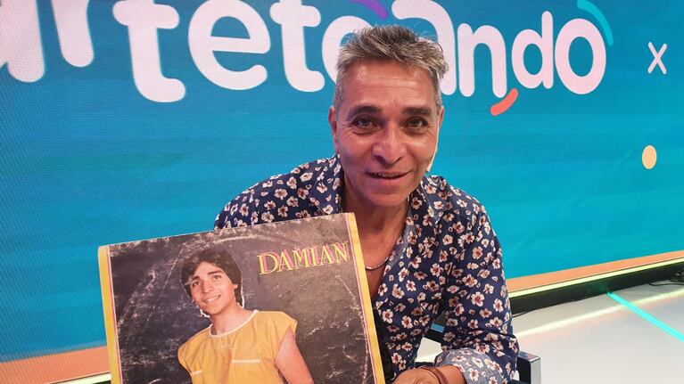 Damián junto a su primer disco, de 1985. Foto: Dahy Terradas.