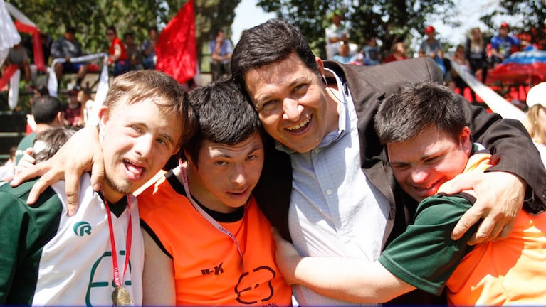 Damián Piazzi junto a los chicos de la Fundación Empate.