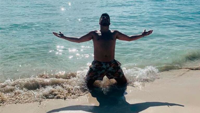 Damián recargó energías en el mar.