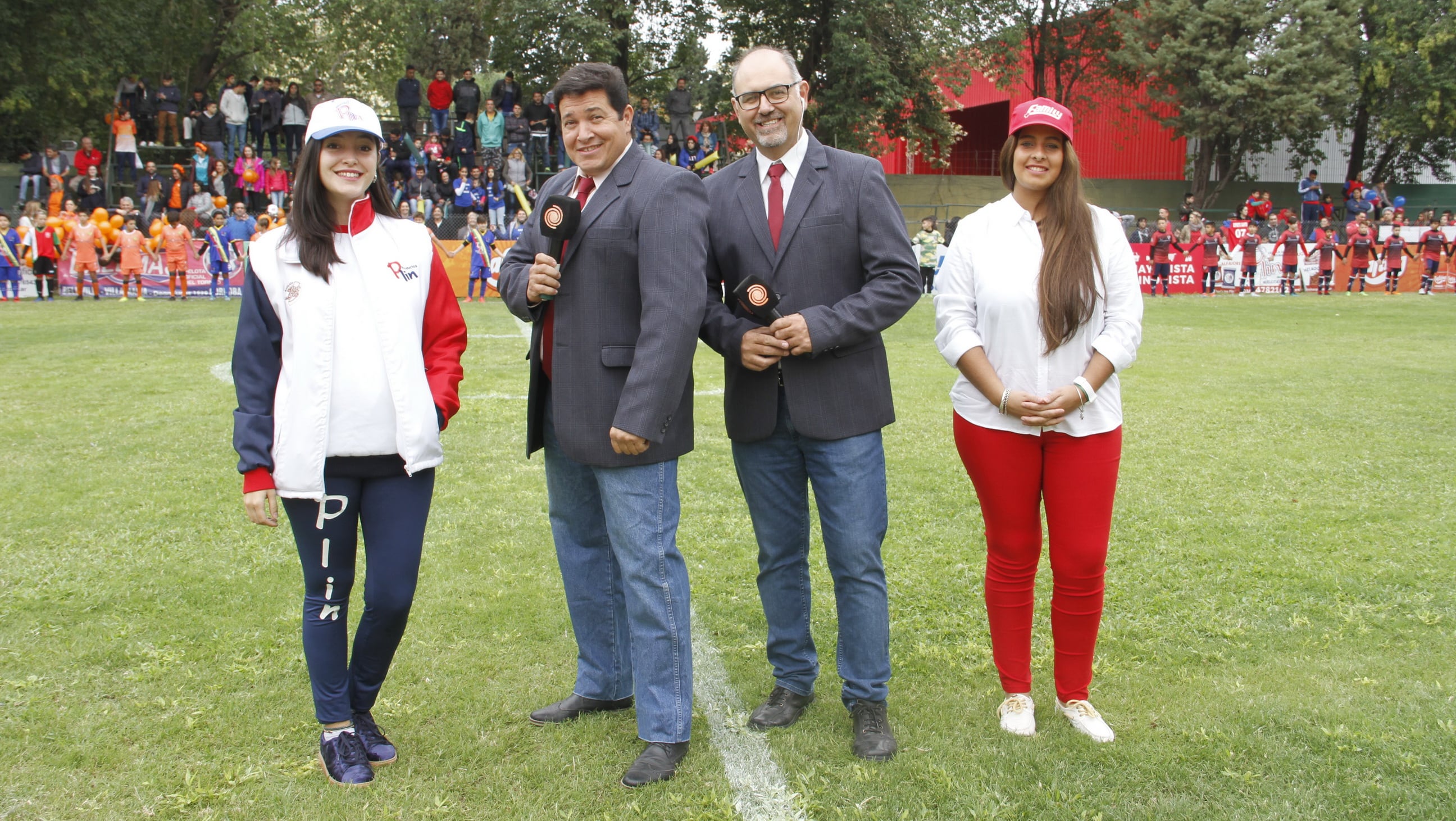 Damián y Roberto, los históricos relatores del Fútbol Infantil.