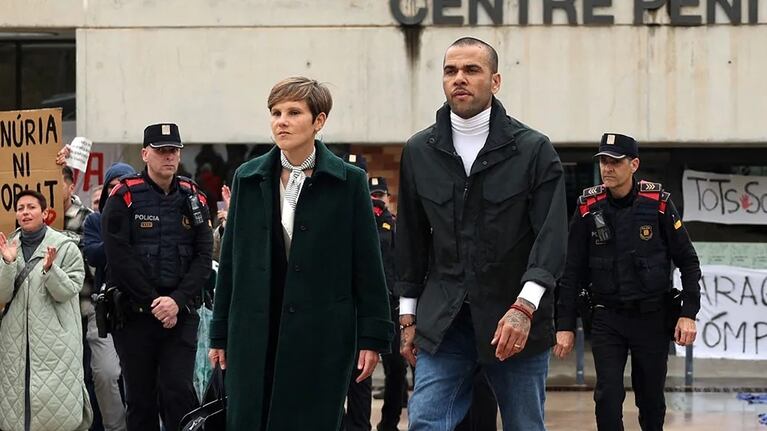 Dani Alves junto a su abogada.