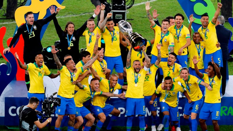 Dani Alves levantó la copa en el Maracaná.