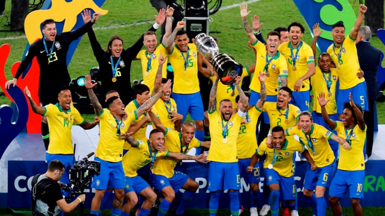 Dani Alves levantó la copa en el Maracaná.