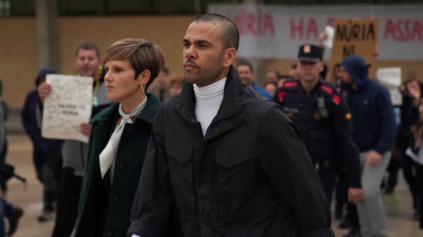 Dani Alves salió junto a su abogada, Inés Guardiola. (Foto: AP).