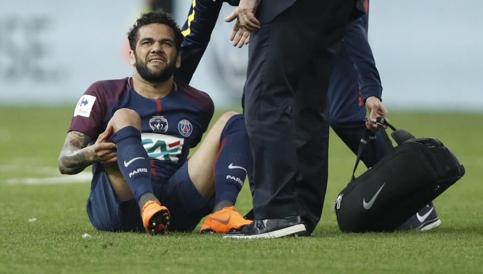 Dani Alves se lesionó a poco más de un mes del Mundial.