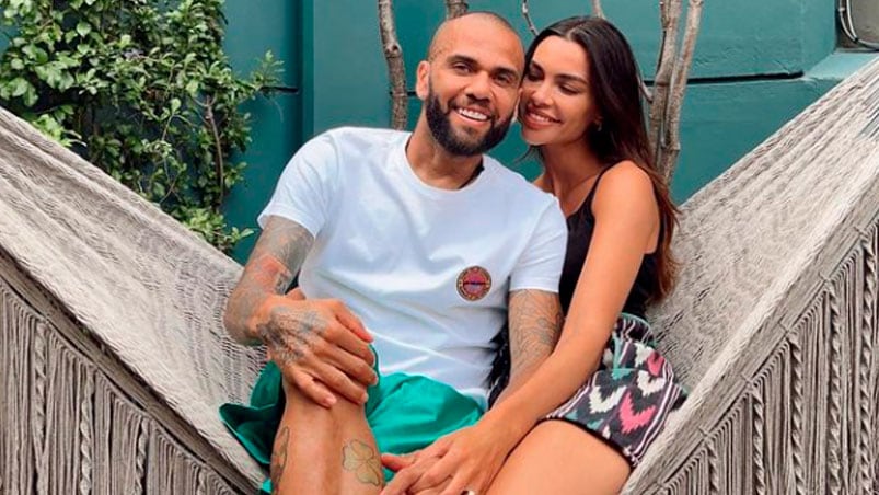 Dani Alves y su pareja Joana Sanz.