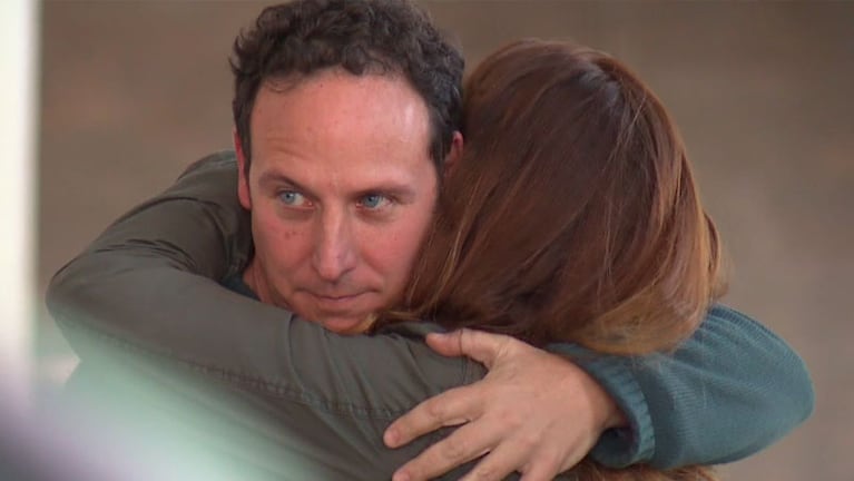 Daniel Baretta se abraza con su pareja tras quedar en libertad.