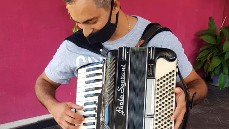 Daniel Casas con su acordeón.
