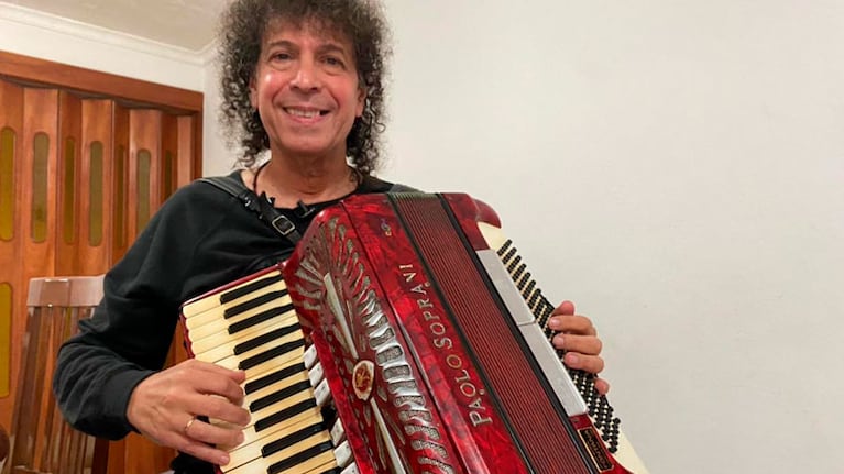 Daniel Franco junto al acordeón que le regaló su papá para su comunión.
