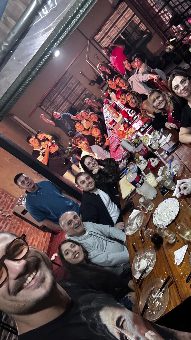 Daniel Osvaldo y su mesa familiar de Nochebuena. (Foto: Instagram/daniosvaldobv)