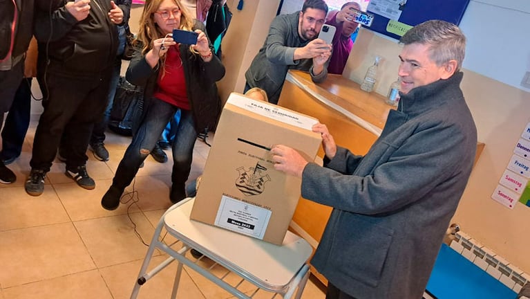 Daniel Passerini emitiendo su voto en el Colegio Alemán. Foto: Juan Pablo Lavisse / El Doce. 