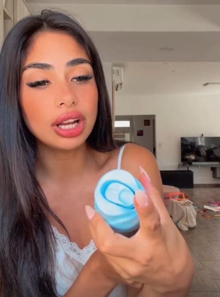 Daniela Celis contó su insólito problema doméstico.