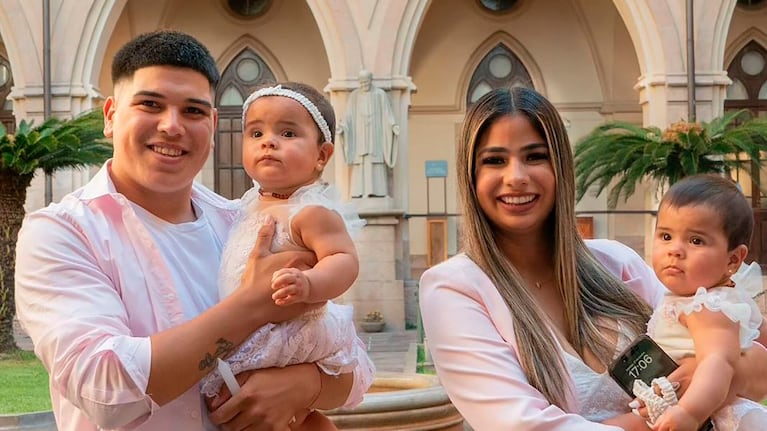 Daniela Celis y Thiago Medina junto a sus hijas gemelas.