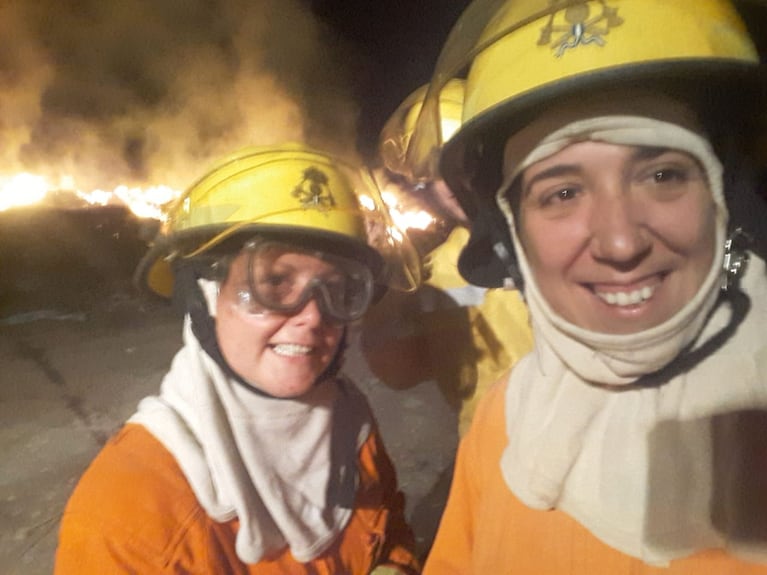 Daniela es bombera de Villa Rumipal y está ayudando a combatir el incendio en Calamuchita junto a su beba.