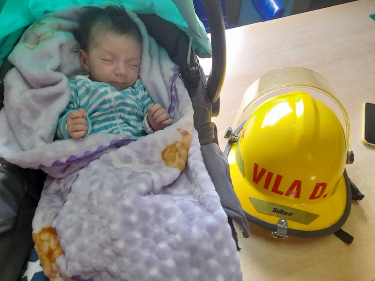 Daniela es bombera de Villa Rumipal y está ayudando a combatir el incendio en Calamuchita junto a su beba.