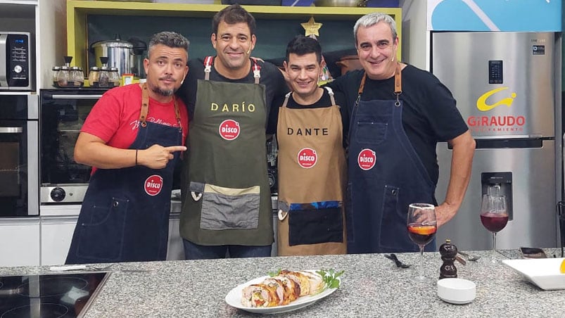 Dante y Darío cocinaron junto a Roberto y Manuel.