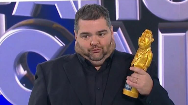 Darío Barassi se sorprendió al recibir un curioso regalo: “¡Mirá lo que es esto! ¿Yo soy esto, chicos?”