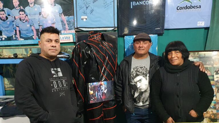 Darío, Juan y Fanny con un traje de Rodrigo que usó en Fantástico bailable. Foto Eldoce/Dahy Terradas.
