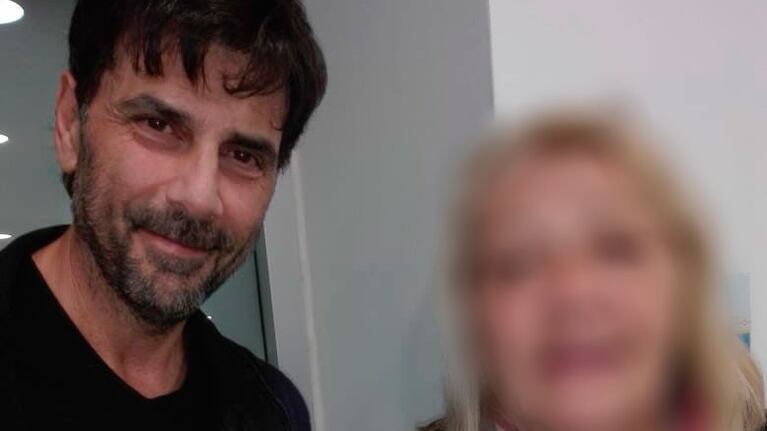Darthés posó sonriente con otra pasajera.