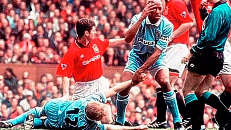 David Bustt se fracturó tibia y peroné en 1996.