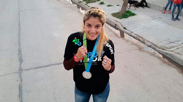 Dayana Sánchez, orgullosa con su medalla de plata. Foto: Keko Enrique / El Doce TV.