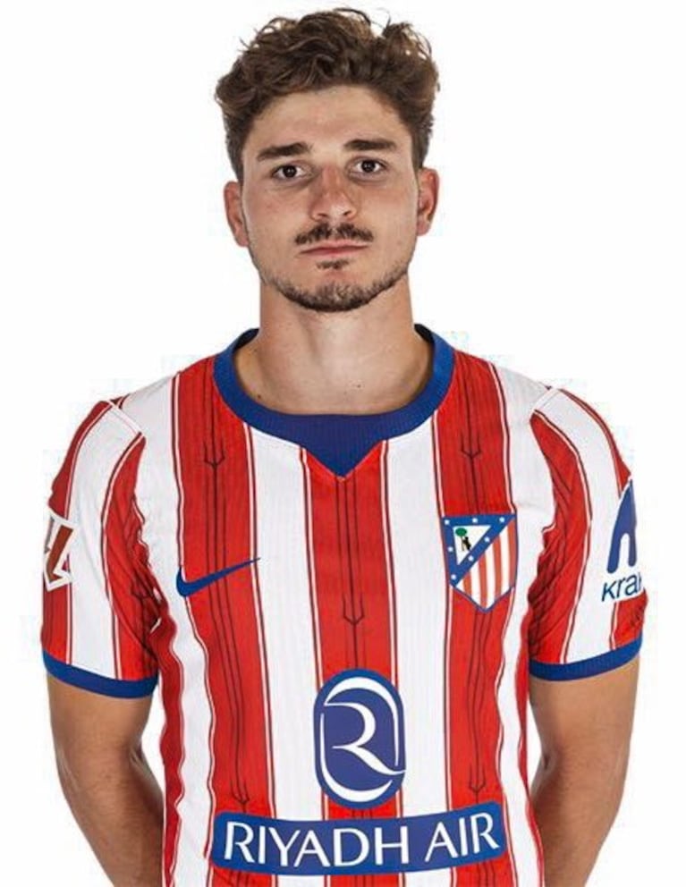 De bigote y sin emociones: el desolador gesto de Julián Álvarez en la foto oficial con el Atlético