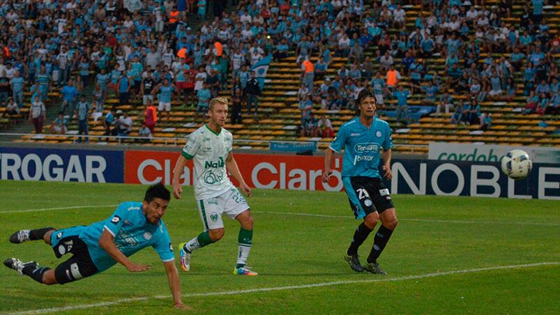 De cabeza, Velázquez marcó el primer tanto de Belgrano ante Sarmiento en el Kempes. Foto: Lucio Casalla / ElDoce.tv