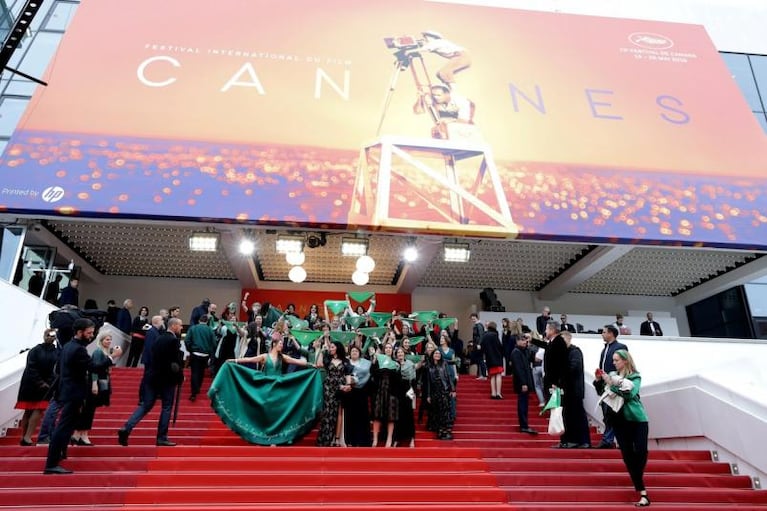 De Córdoba a Cannes: la joven que hizo vibrar al festival con su ola verde