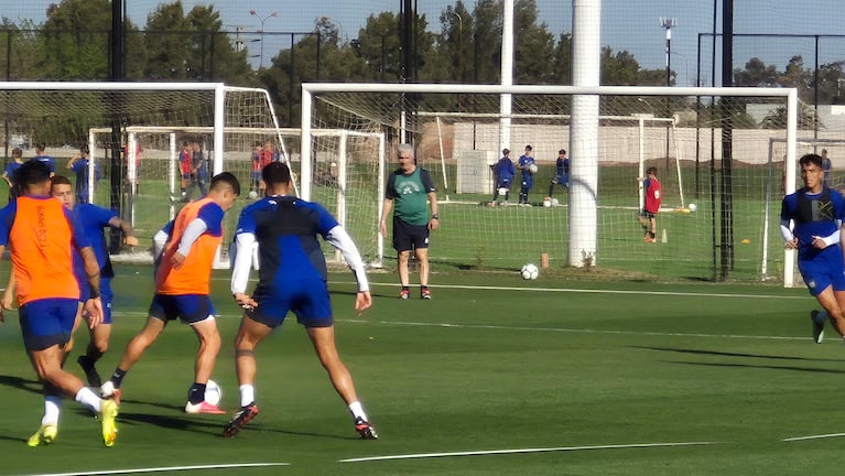 De Felippe dirigió su primera práctica en Talleres. (Foto: Agustín Burgi/El Doce)