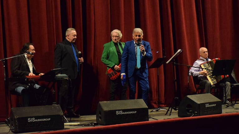 De gala, Chébere celebró sus 45 años en el Teatro del Libertador