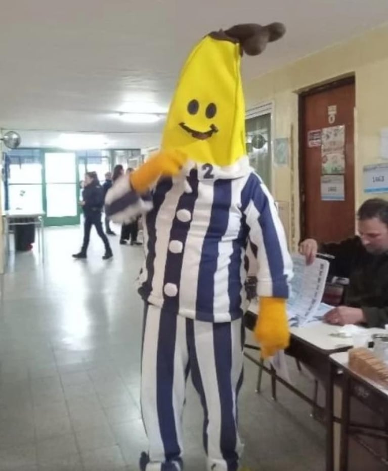 De Iron Man a Bananas en Pijama: los curiosos disfraces con los que fueron a votar presidente