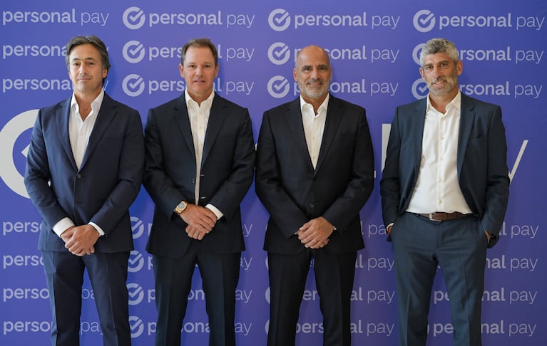 De izquierda a derecha: Juan Parma, CEO de Banco Macro, Jorge Brito, Presidente de Banco Macro, Roberto Nobile, CEO de Personal, y Martín Heine, CEO de Personal Pay.