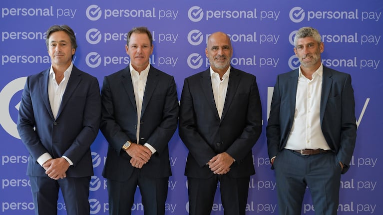 De izquierda a derecha: Juan Parma, CEO de Banco Macro, Jorge Brito, Presidente de Banco Macro, Roberto Nobile, CEO de Personal, y Martín Heine, CEO de Personal Pay.