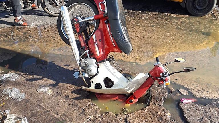 De la cloaca al taller: la moto no arrancó tras el accidente.