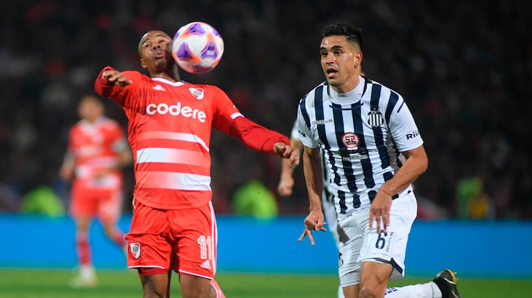 De la Cruz cargó a Ortegoza en el partido y el CM de Talleres se la devolvió.