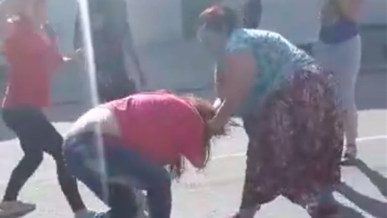 De los pelos, las agresoras tiraron a la mujer al piso para golpearla.