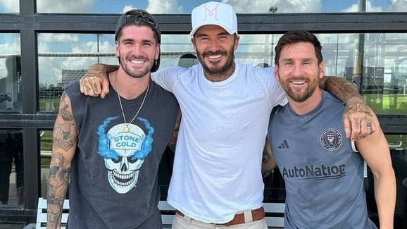 De Paul junto a Beckham, dueño del club, y Leo Messi.
