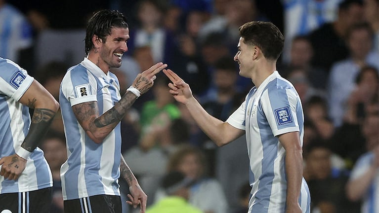 De Paul y Julián Álvarez festejaron en la goleada argentina ante Brasil.