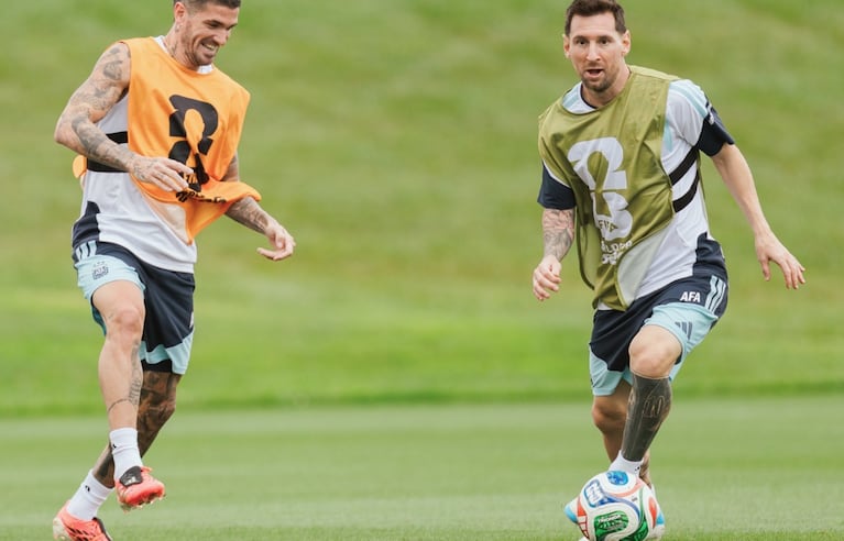 De Paul y Messi en una nueva práctica de la Scaloneta.
