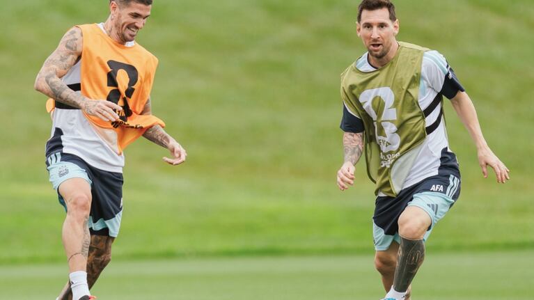 De Paul y Messi en una nueva práctica de la Scaloneta.