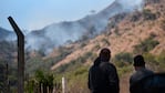 De un lado, el río Suquía; del otro, el fuego en la montaña: un día de terror en Casa Bamba. (Foto: Lucio Casalla/El Doce)