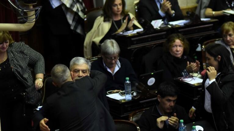 De Vido, a los abrazos con sus compañeros de bloque.