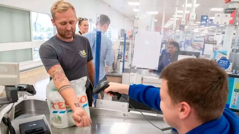 Dean Mayhew probando el tatuaje.