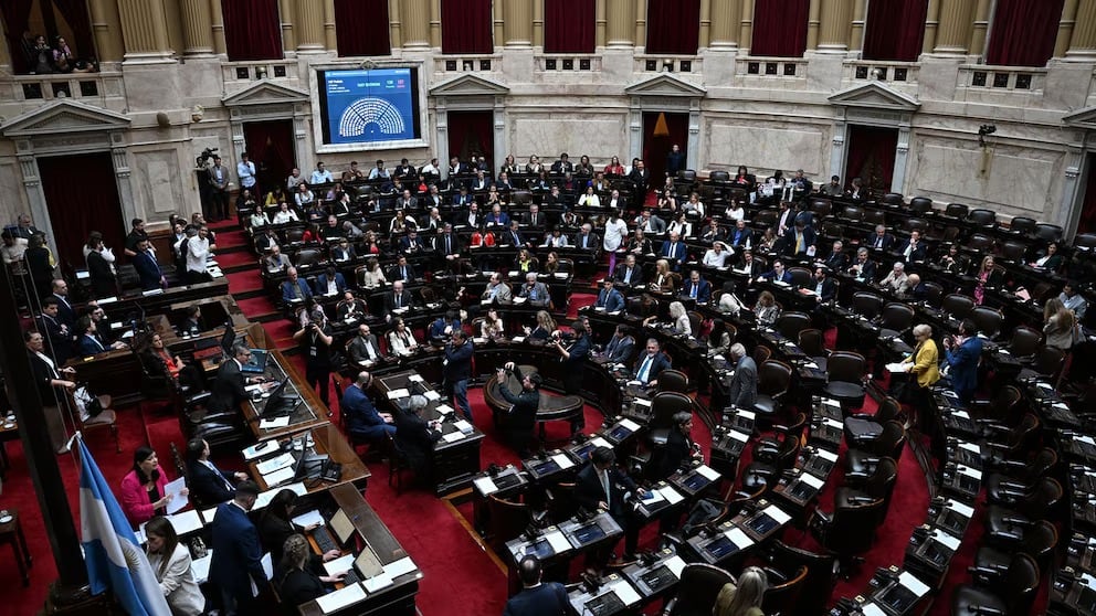 Debate la reforma al régimen de DNU para limitar las facultades de Javier Milei