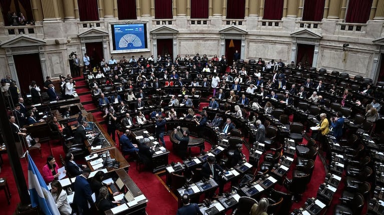Debate la reforma al régimen de DNU para limitar las facultades de Javier Milei