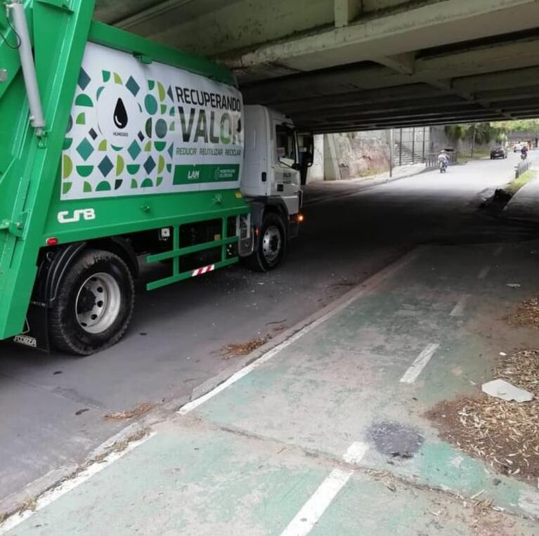 Debut accidentado: un camión de basura se atascó debajo del puente Sarmiento