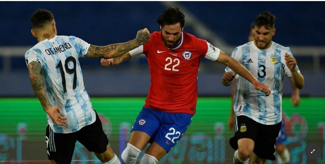 Debutó el inglés nacionalizado chileno en el partido contra Argentina Foto: AFP