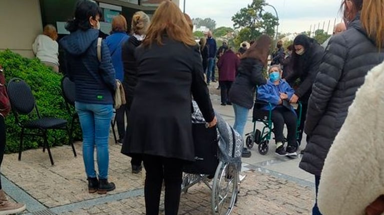 Decenas de adultos mayores requieren ayuda para llegar hasta el vacunatorio.