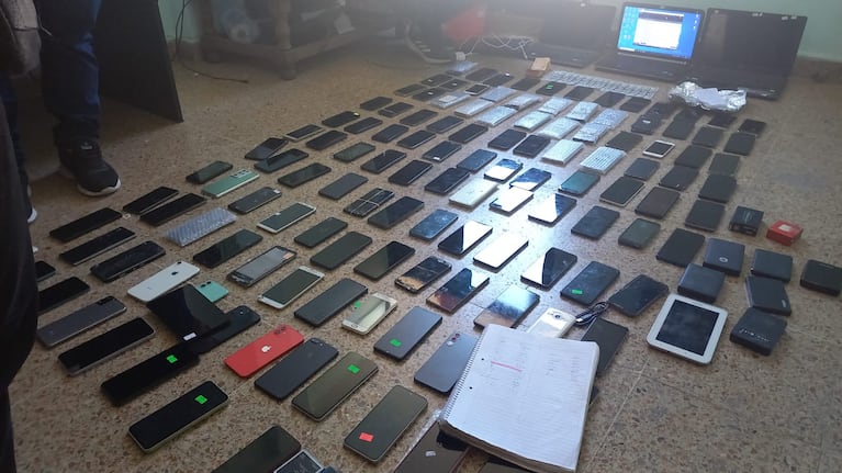 Decenas de celulares secuestrados en el centro de la ciudad.
